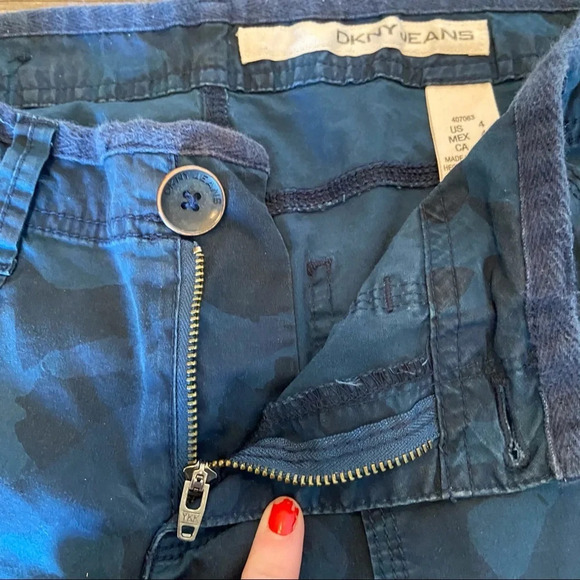 DKNY ‎ women’s blue camo shorts in size 4 - Picture 2 of 4